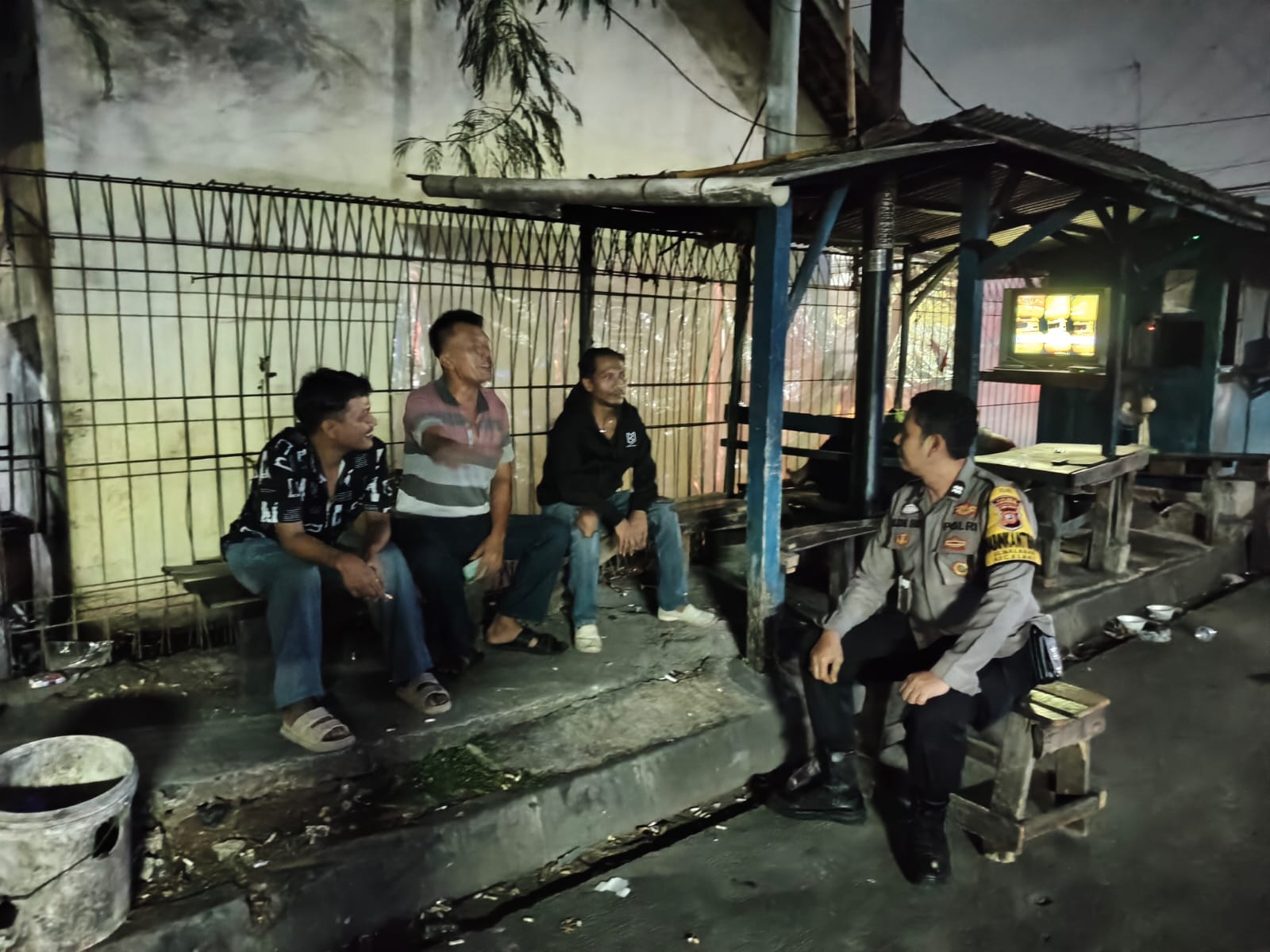 Bhabinkamtibmas Polsek Klari Sambangi Warga Saat Ronda Malam, Ajak Masyarakat Jaga Lembur