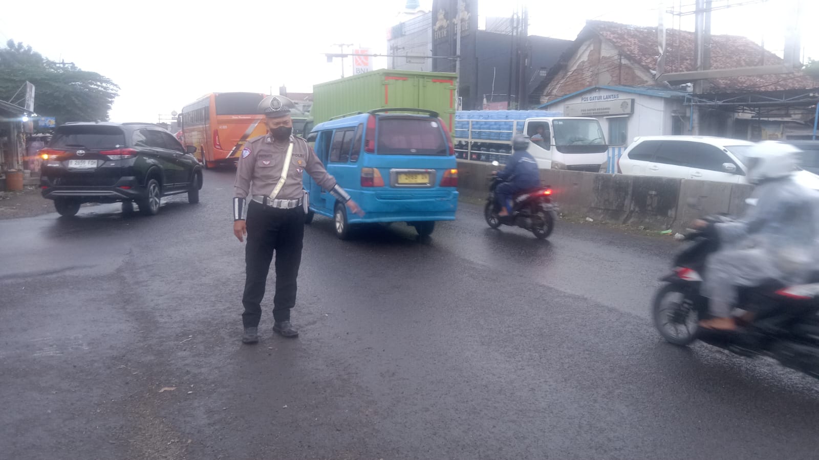 Pengaturan Lalu Lintas Sore Hari Depan Pasar Kosambi, Personel Unit Polsek Klari Pastikan Arus Kendaraan Tetap