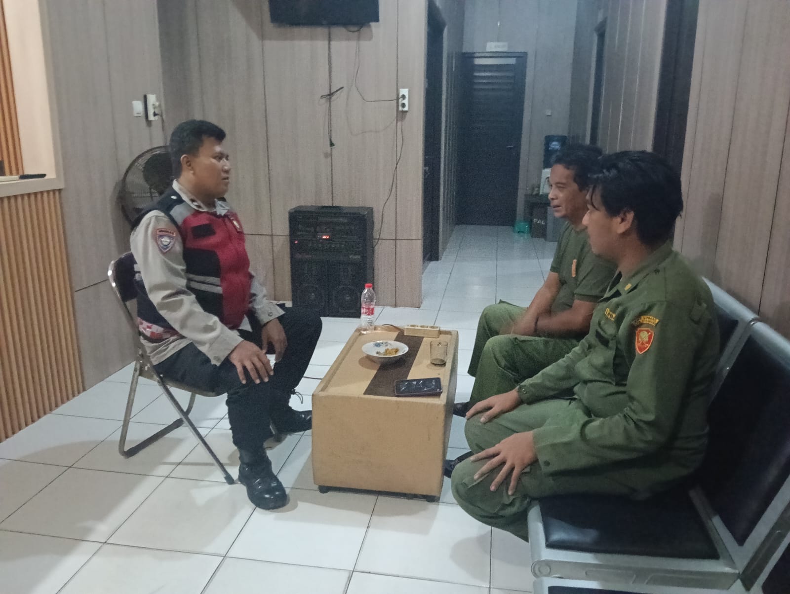 Bhabinkamtibmas Polsek Telagasari Dampingi Warga Lakukan Siskamling Untuk Cegah Gukamtibmas Malam