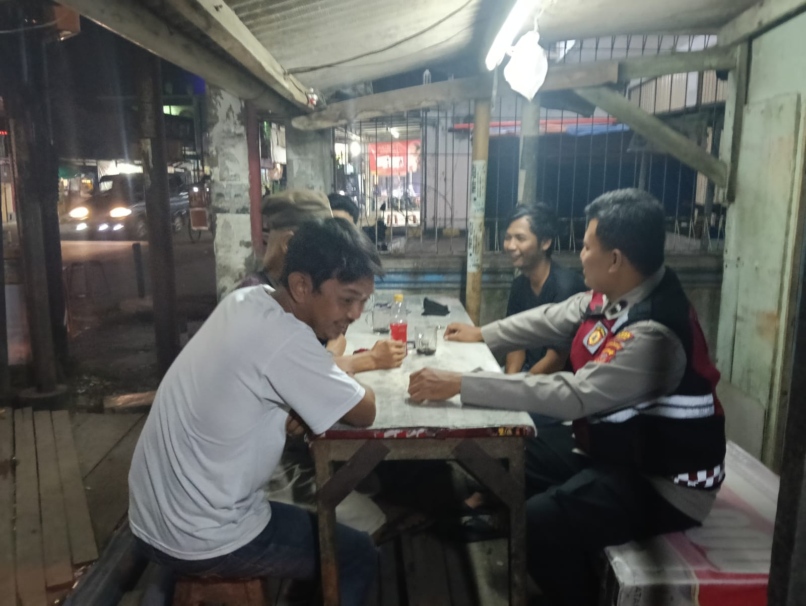 Bhabinkamtibmas Polsek Telagasari Sebar Himbauan Pencegahan Kenakalan Remaja di Desa Binaan