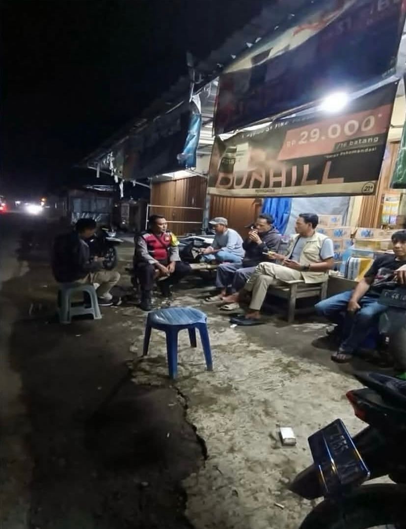 Anggota Bhabin Polsek Banyusari Melaksanakan Sosialisasikan Bahaya Judi Online Kepada Masyarakat