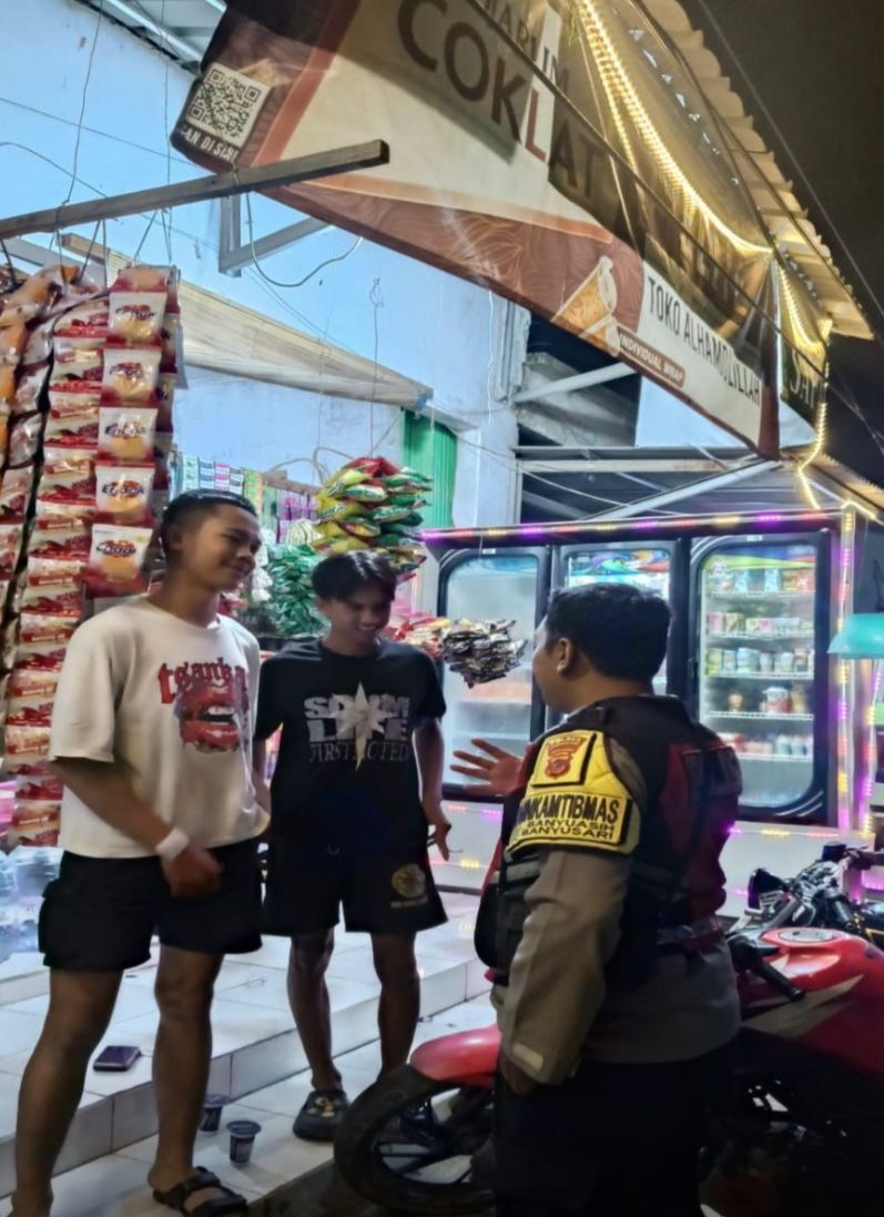 Bhabinkamtibmas Ikut Serta Dalam Giat Ronda Bersama Warga