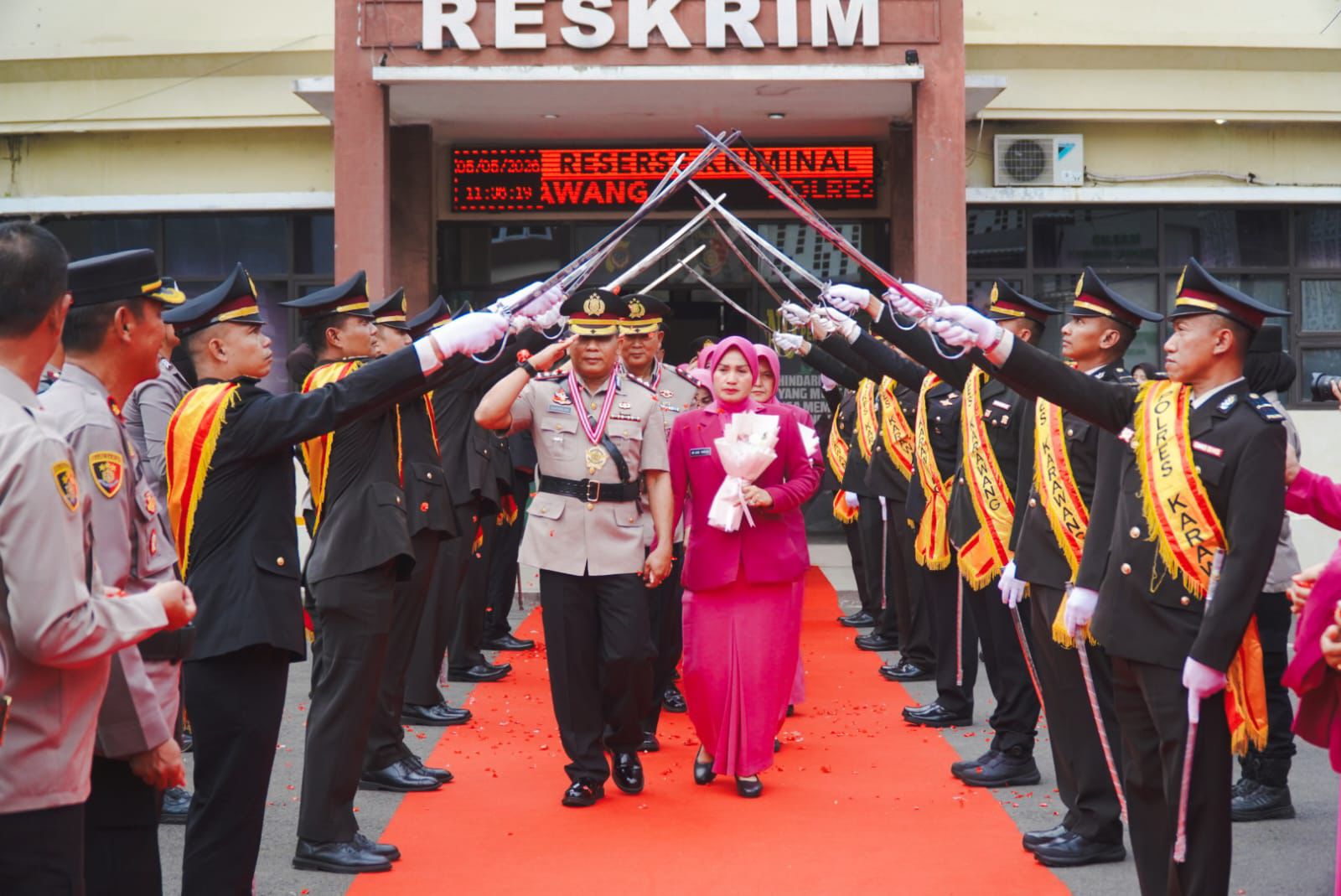 Regenerasi dan Penghormatan: Kapolres Karawang Pimpin Sertijab dan Wisuda Purna Bakti