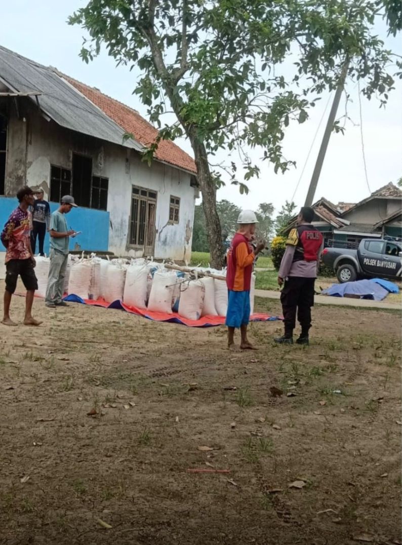Prekat Polsek Banyusari Giat Patroli Gudang Beras Antisipasi Kejahatan