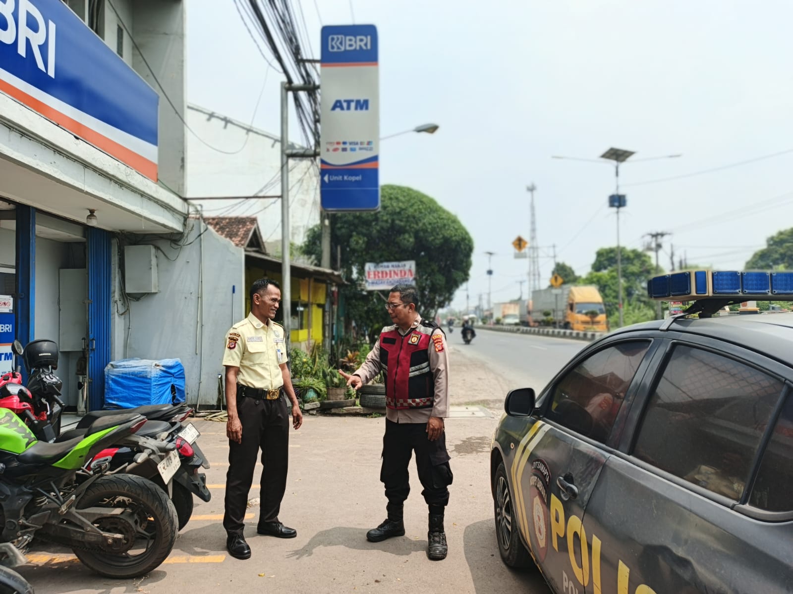 Polsek Klari Lakukan Patroli, Ciptakan Situasi Perbankan Aman dan Kondusif di Siang Hari