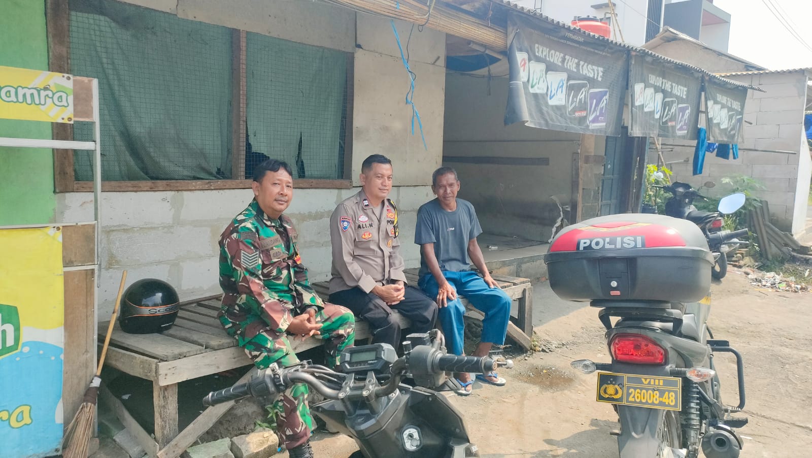 Sinergitas TNI-Polri Giat Sambang Warga Dusun Karangjati