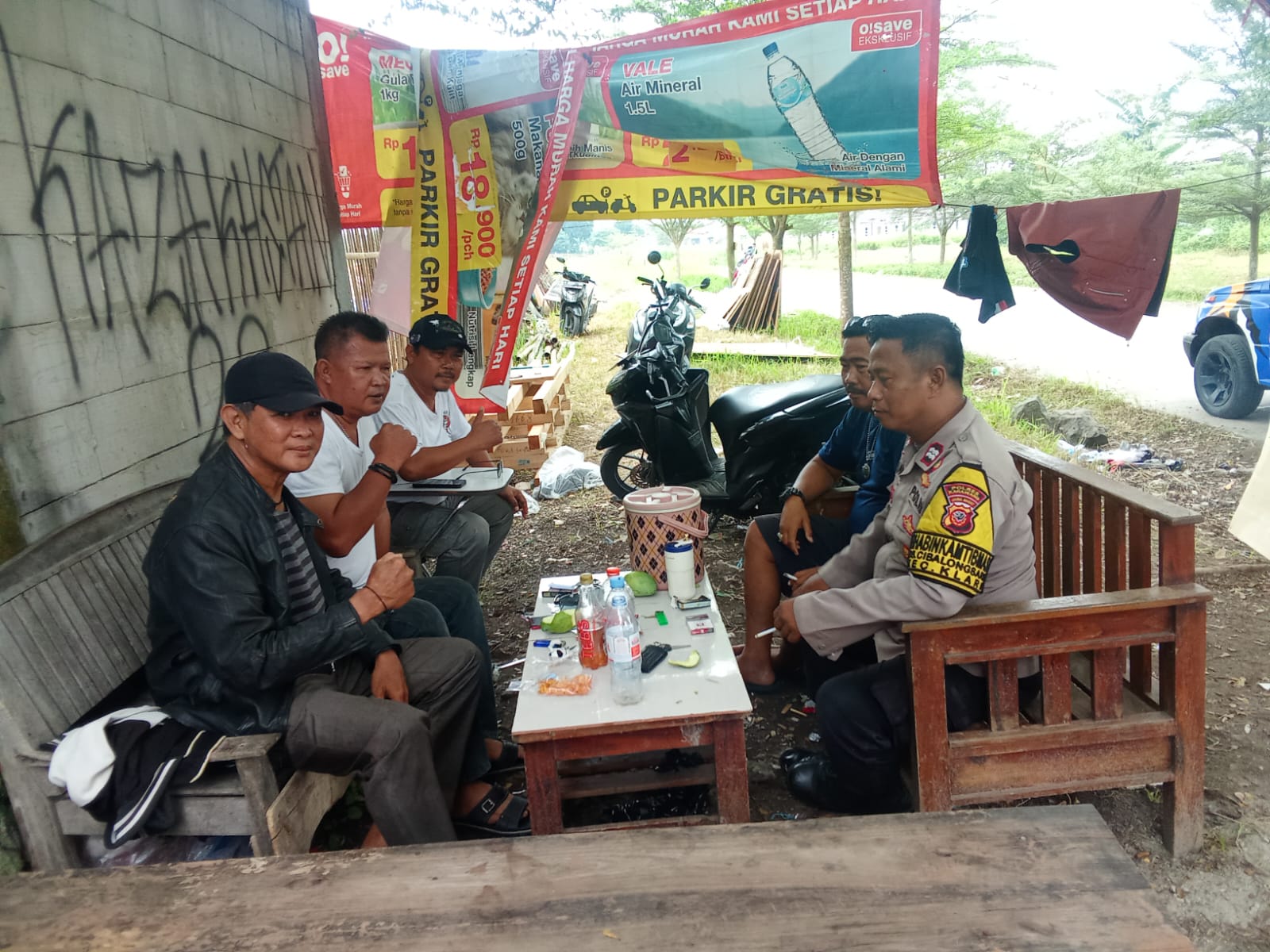 Bhabinkamtibmas Polsek Klari Ajak Warga Sama Sama Jaga Kamtibmas Awasi Pergaulan Anak Remaja