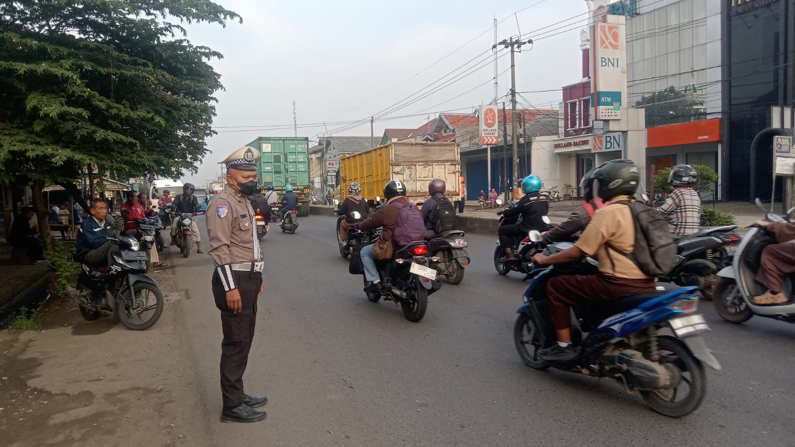 Pengaturan Lalu Lintas Sore di Jalan Raya Klari Kosambi, Unit Lantas Polsek Klari Pastikan Arus Lalin Lancar