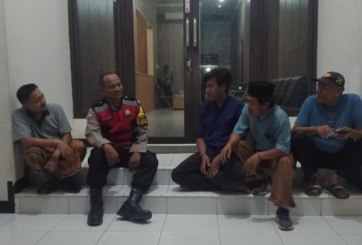 Bhabinkamtibmas Polsek Telagasari Ajak Warga Bersama-sama Jaga Keamanan di Malam Hari