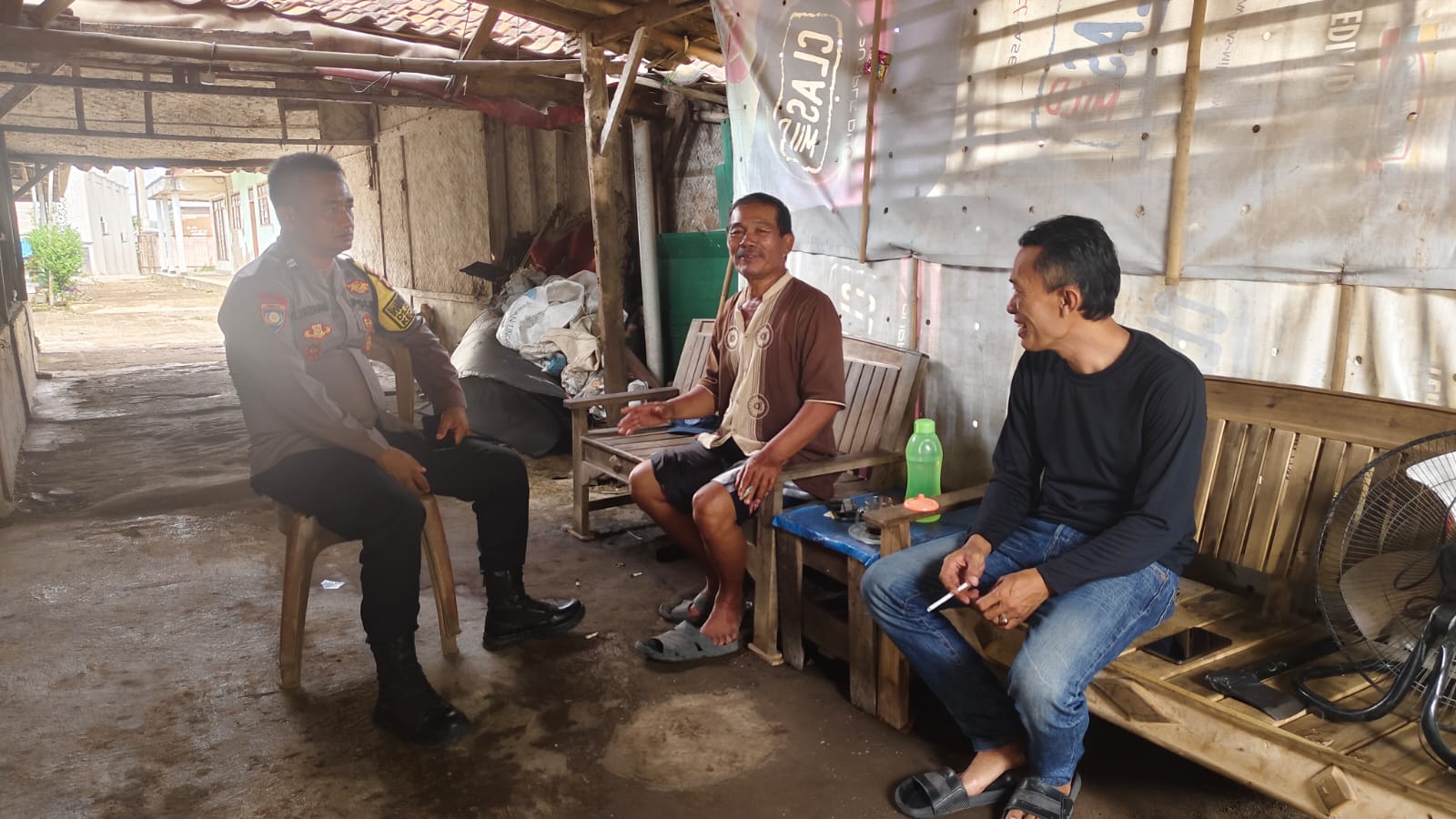 Waspada TPPO, Bhabinkamtibmas Desa Cimahi Ingatkan Warga Jangan Tergiur Gaji Besar