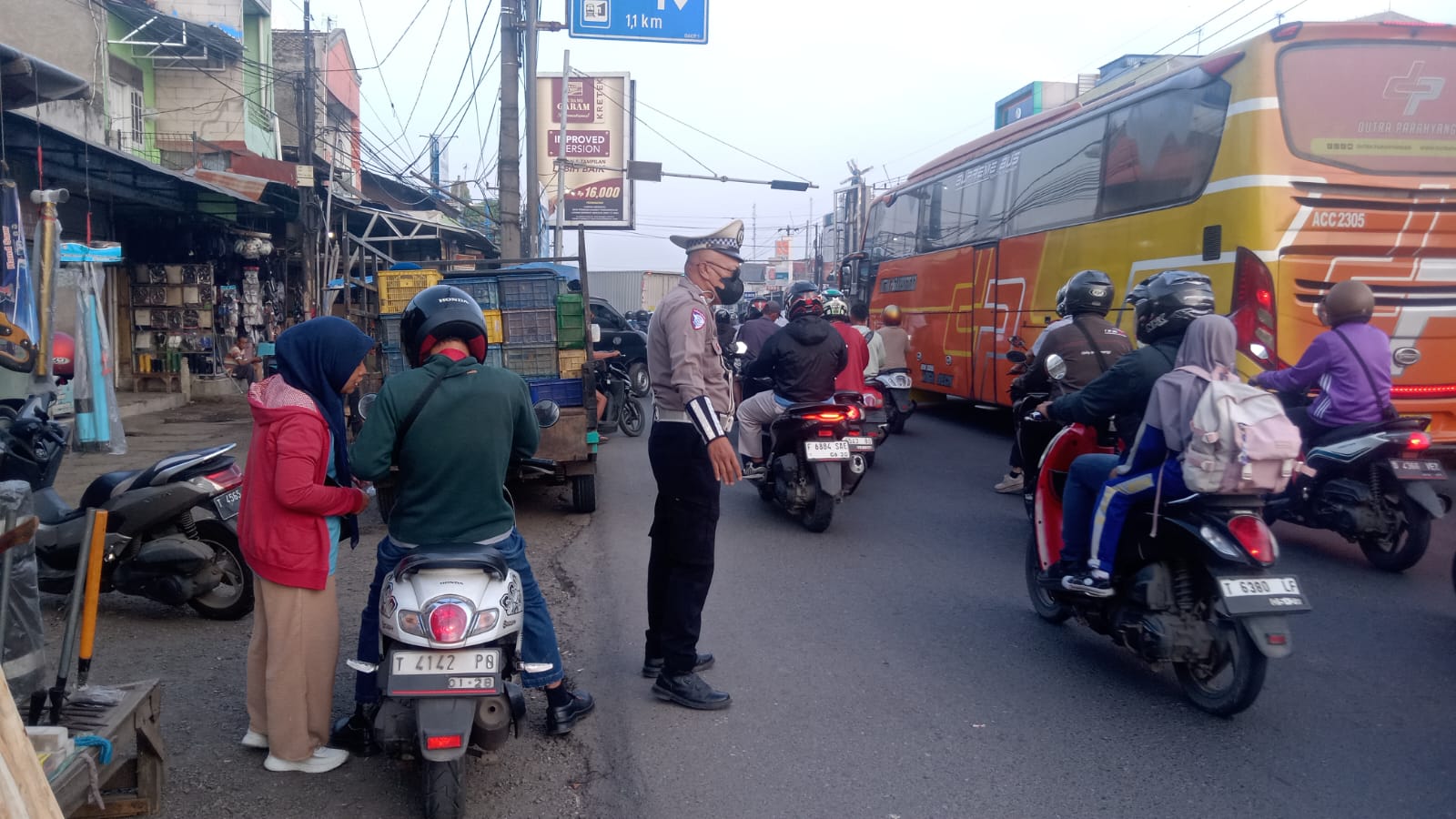 Ciptakan Kelancaran Arus Lalu Lintas Pagi, Unit Lantas Polsek Klari Memberikan Pelayanan Terbaik Dengan Melaksanakan Gatur Pagi