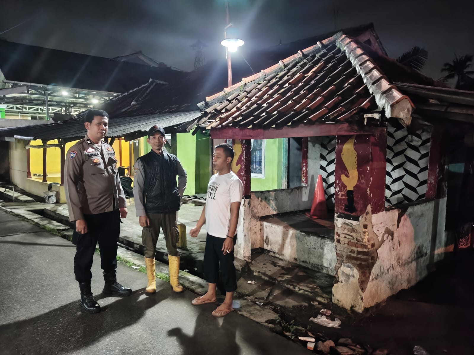 Bhabinkamtibmas Desa Walahar Patroli Malam Sambangi Warga Saat Ronda Malam