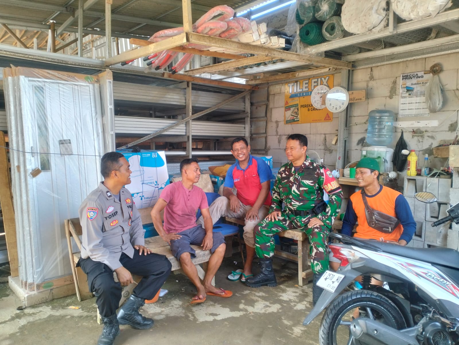 Sinergitas TNI-POLRI: Bhabinkamtibmas Polsek Telagasari Bersama Babinsa Koramil Telagasari Sebar Pesan Kamtibmas Kepada Masyarakat Binaan ‎