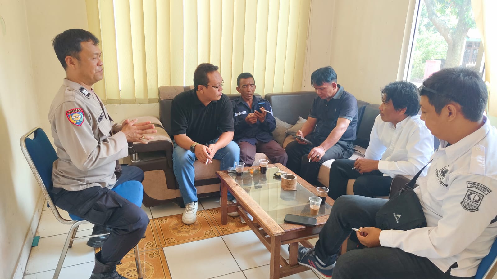 Babinkamtibmas Melaksanakan Patroli Dialogis Sambangi Aparat Desa Belendung Sampaikan Pesan Kamtibmas