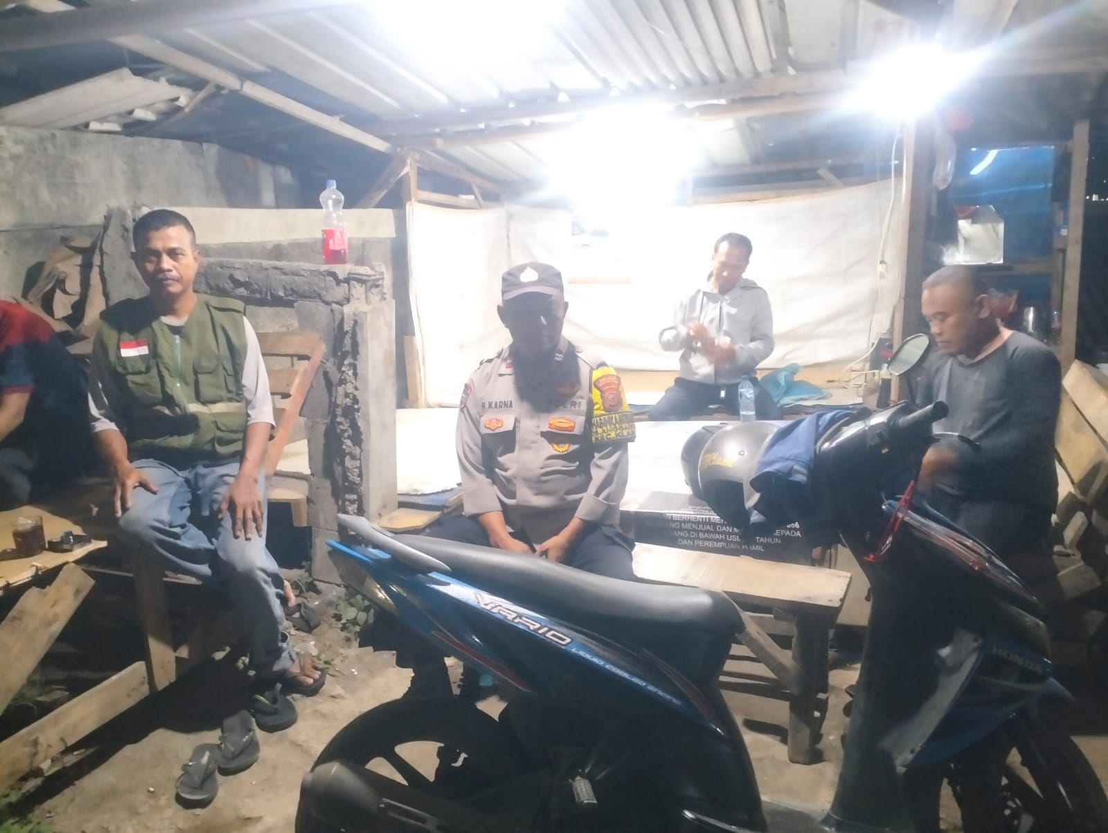 Pererat Kebersamaan dan Jaga Kamtibmas, Bhabinkamtibmas Polsek Klari Polres Ronda Malam Bersama Warga