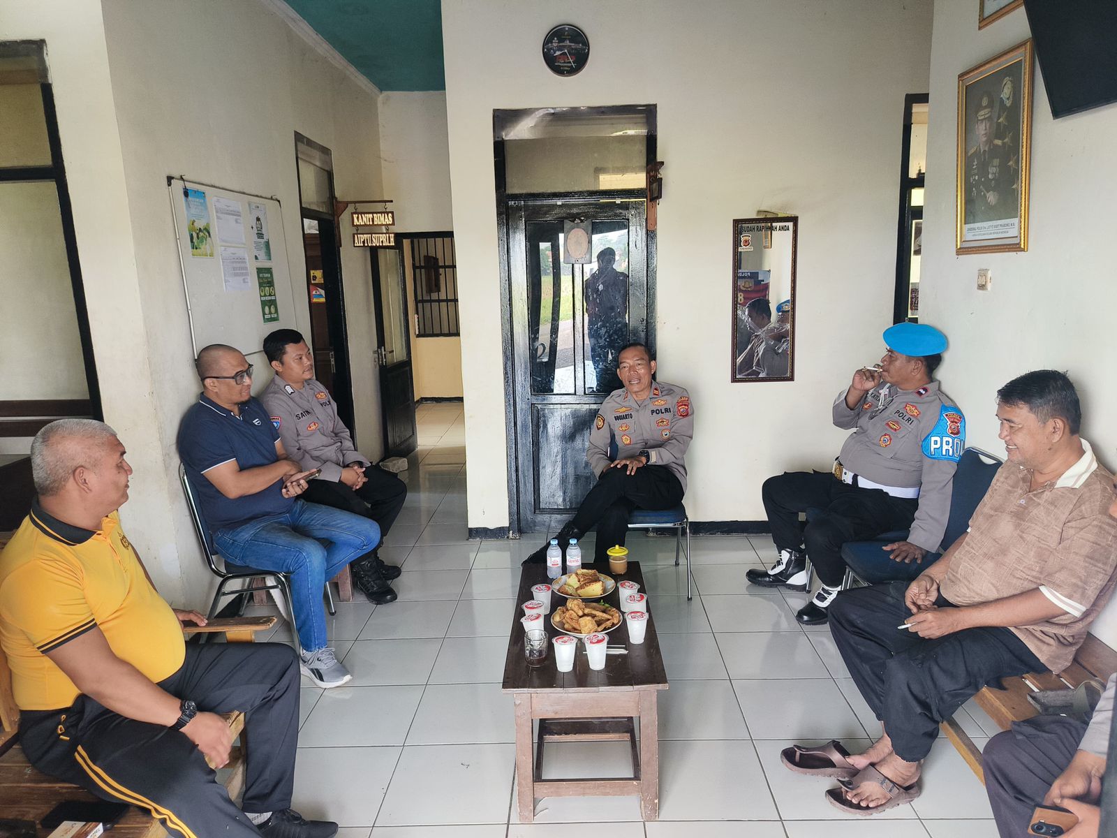 Kapolsek Banyusari Melaksanakan Kegiatan Anev Mingguan Guna Tingkatkan Sambang Warga