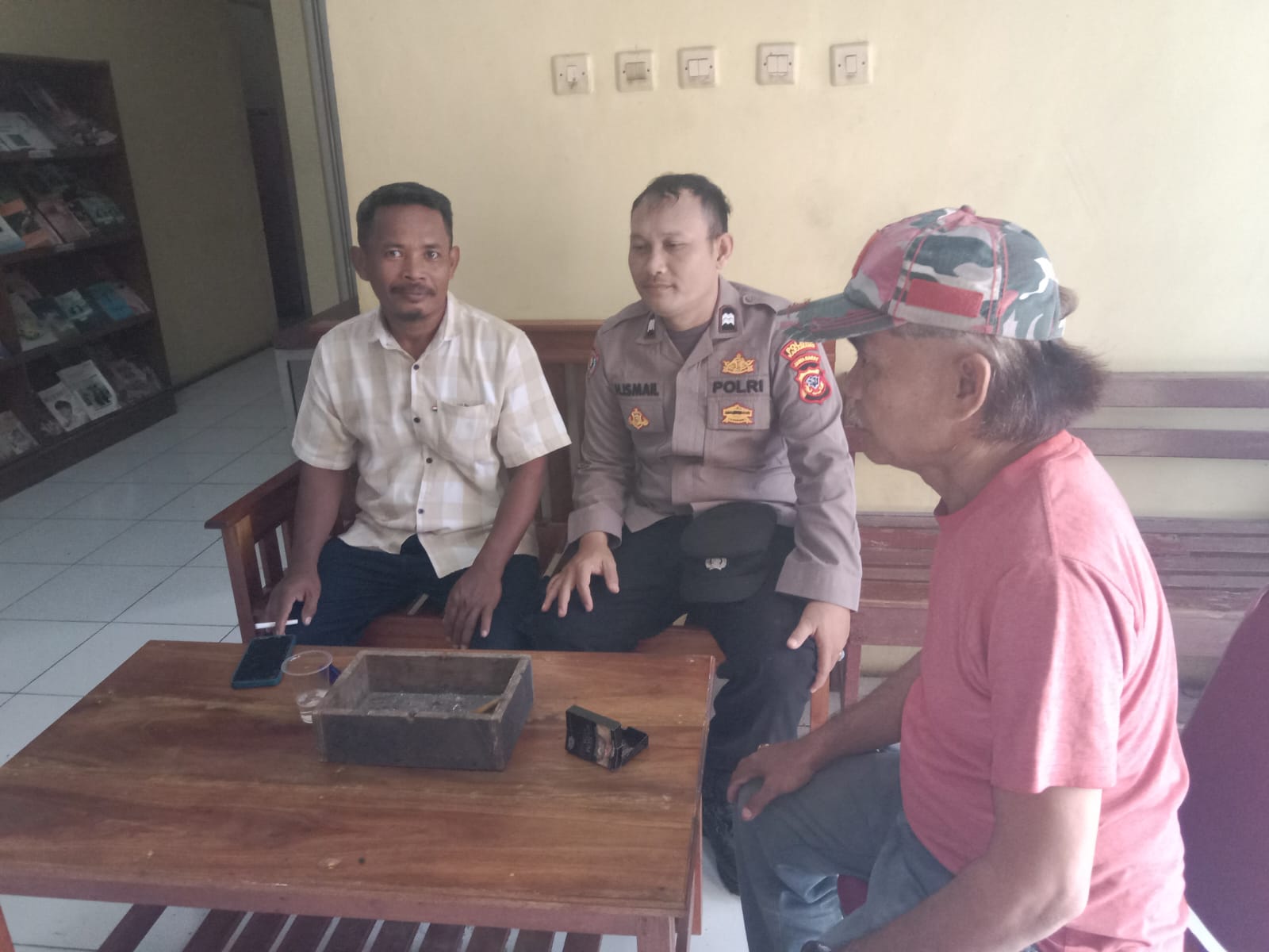 Bhabinkamtibmas Polsek Telagasari Sebar Layanan Pengaduan Darurat Antisipasi Gukamtibmas