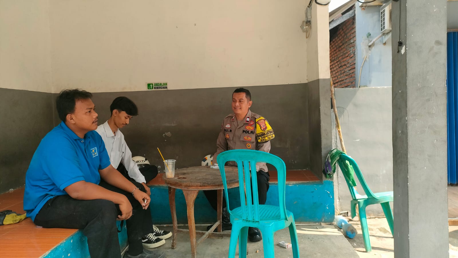 Bhabinkamtibmas Desa Sumurkondang Sosialisasikan Layanan Call Center 110 Ke Warga