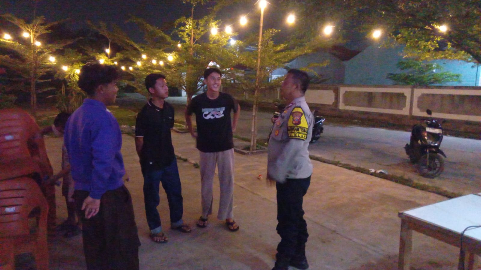 Bhabinkamtibmas Keliling Malam Jaga Kondusifitas, Sampaikan Pesan-Pesan Kamtibmas kepada Warga Cibalongsari