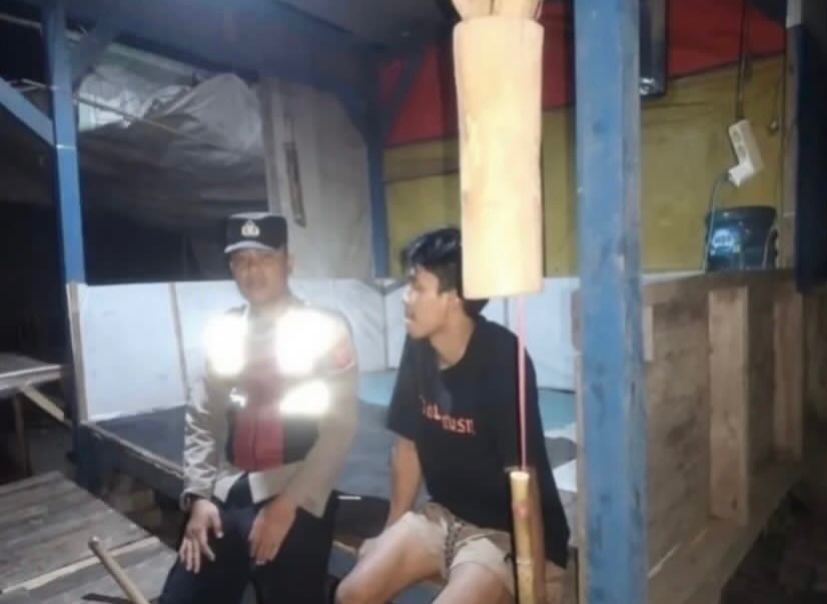 Bhabinkamtibmas Ikut Serta Dalam Giat Ronda Bersama Warga