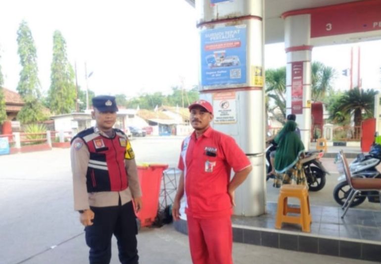 Kunjungi SPBU, Prekat Polsek Banyusari Berikan Rasa Aman