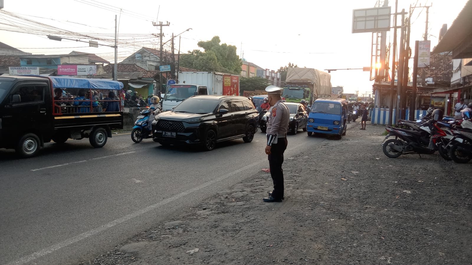 Personil Unit Lantas Polsek Klari Gatur Lalin, Antisipasi Kepadatan Volume Kendaraan