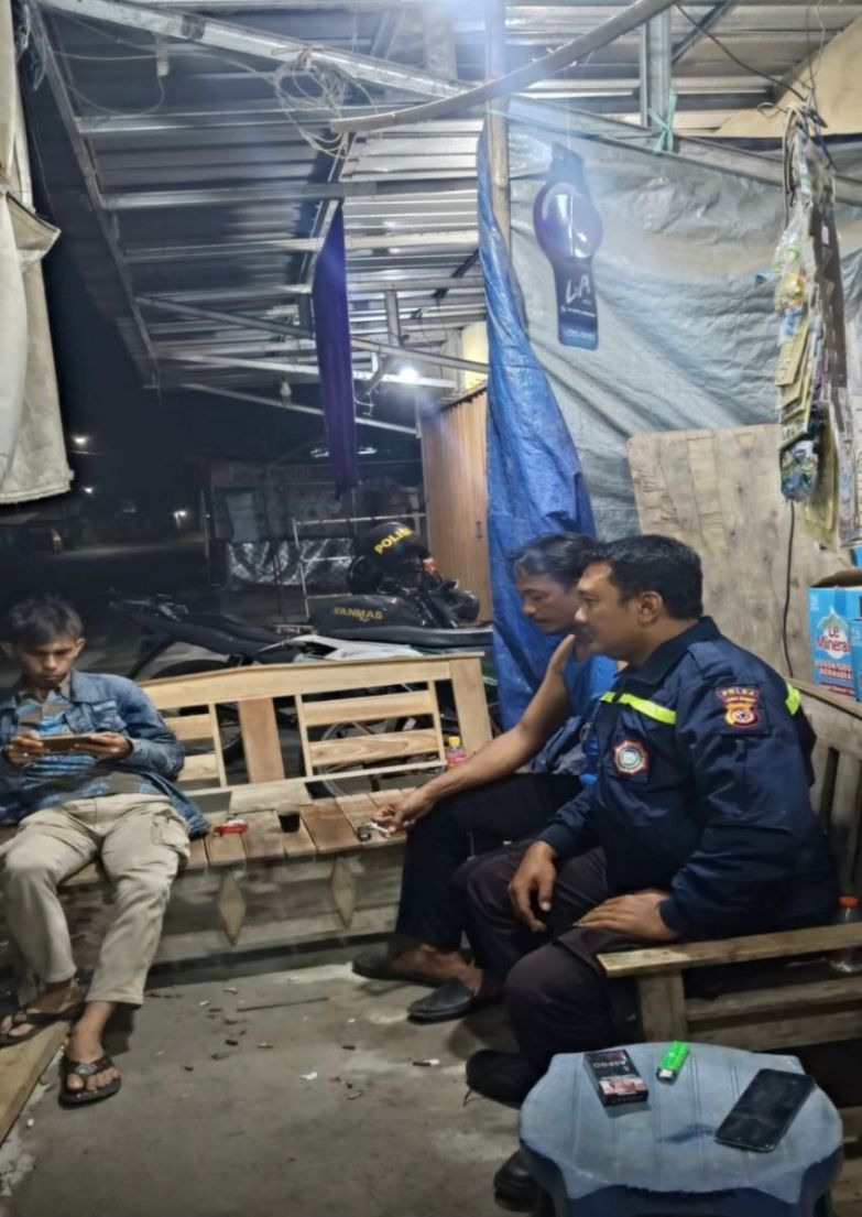 Anggota Bhabin Polsek Banyusari Melaksanakan Sosialisasikan Bahaya Judi Online Kepada Masyarakat