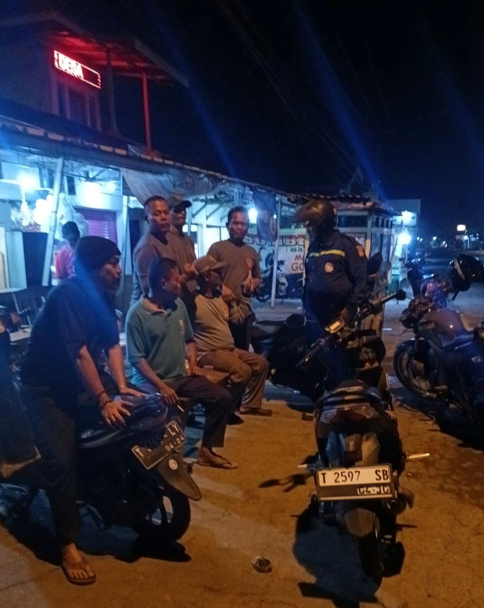 Bhabinkamtibmas Ikut Serta Dalam Giat Ronda Bersama Warga