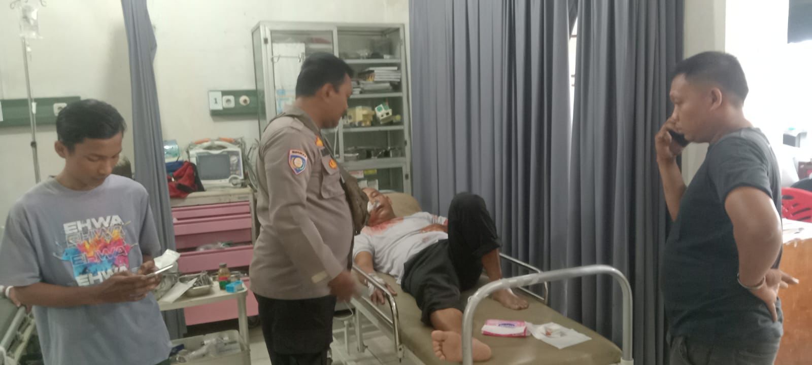 Cepat Sigap Patroli Polsek Banyusari Evakuasi Korban Kecelakaan Lalu Lintas ke RS Medika