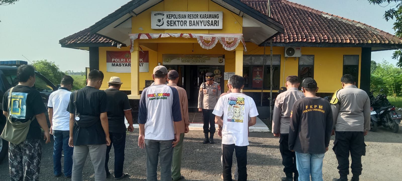 Kapolsek Banyusari Pimpin Apel Kesiapan Pengamanan Nobar Supporter Viking