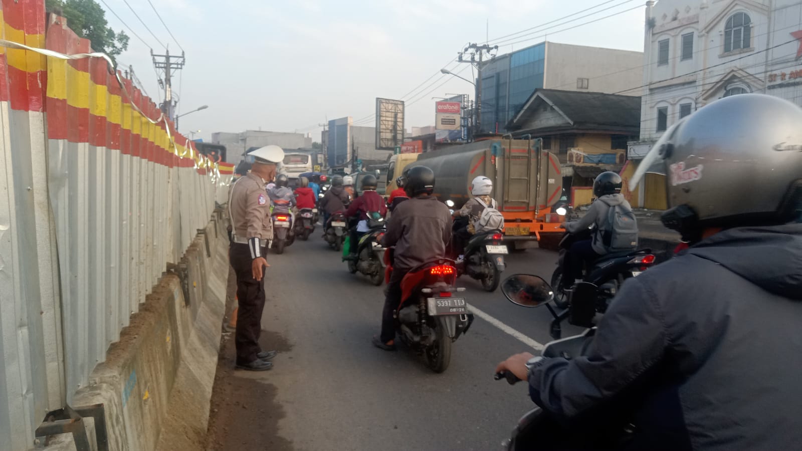 Polsek Klari Lakukan Pengaturan Lalin, Pastikan Arus Lalu Lintas Lancar