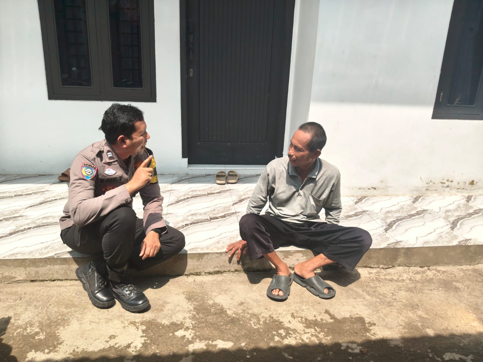 Tidak Ingin Warganya Terlibat Tawuran, Bhabinkamtibmas Desa Walahar Ajak Orang Tua Sama Sama Awasi Anak Remajanya