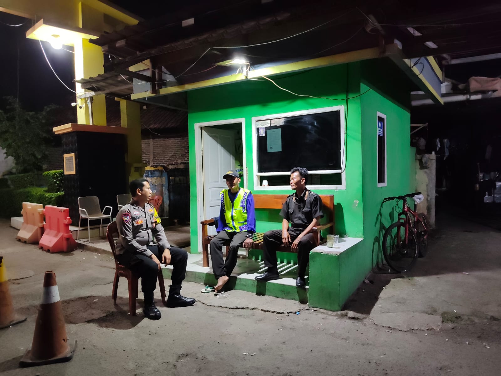 Motivasi Warga, Bhabinkamtibmas Polsek Klari Patroli Sambang Pos Kamling