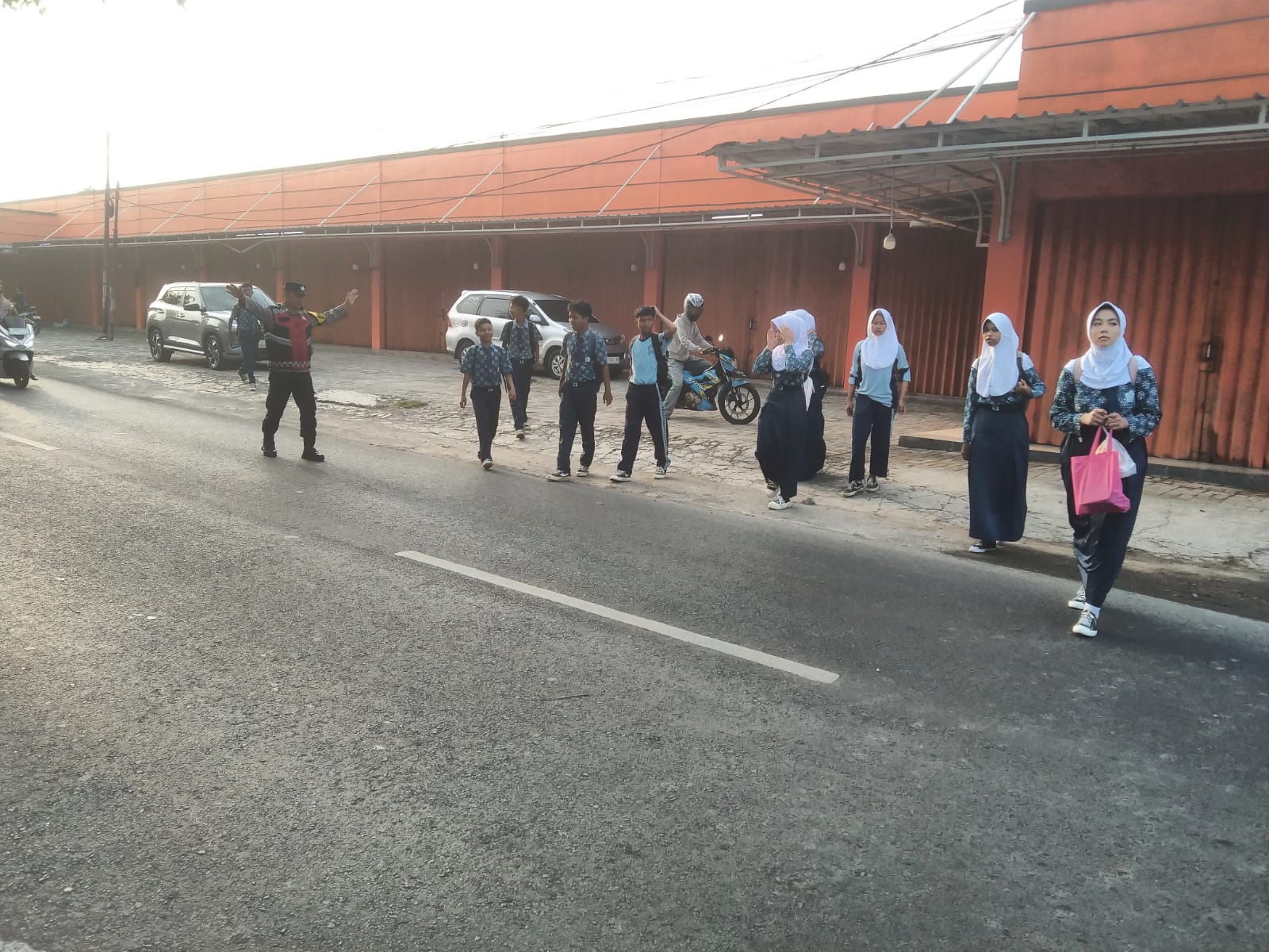 Bhabinkamtibmas Polsek Telagasari Sebrangkan Siswa Saat Gatur Pagi