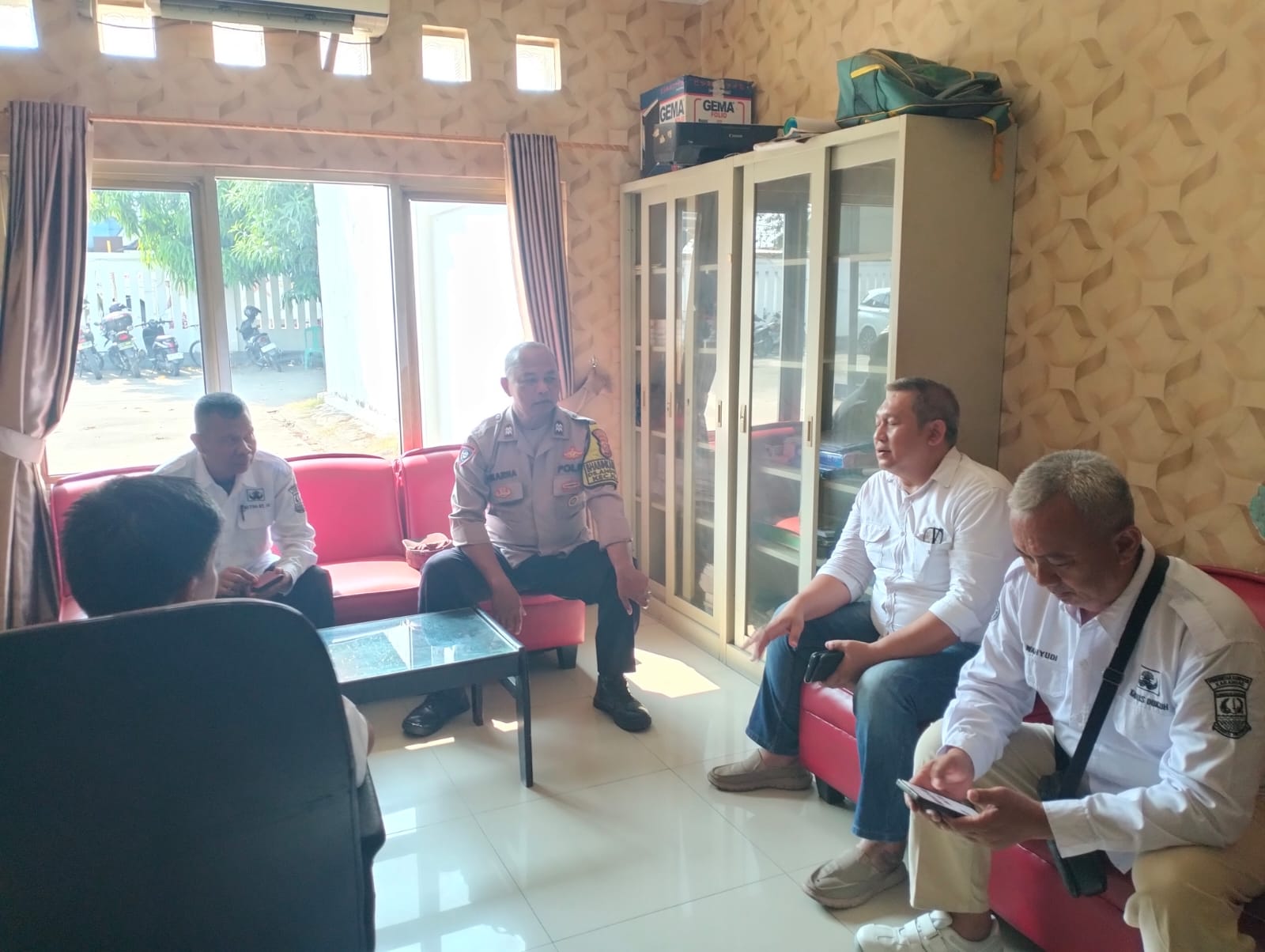 Kolaborasi Bhabinkamtibmas Polsek Klari Bersama Pemerintah Desa Anggadita Bahas Kamtibmas Terkait Kenakalan Remaja