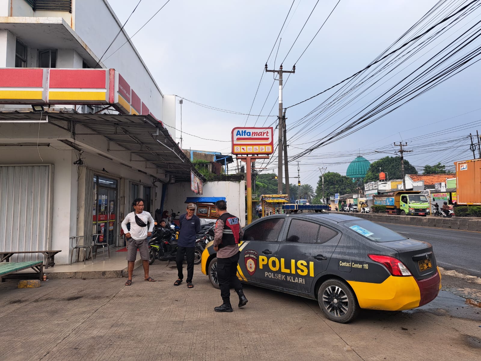 Pastikan Wilayah Aman Kondusif, Polsek Klari Patroli Siang Sambangi Warga Desa Pancawati