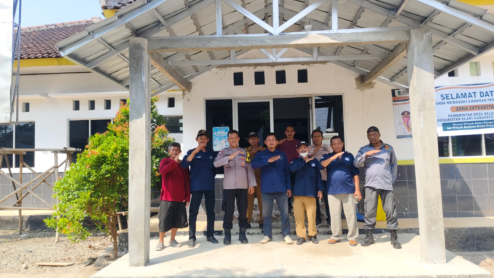 Bhabinkamtibmas Polsek Klari Sosialisasi Kamtibmas kepada Perangkat Desa Belendung