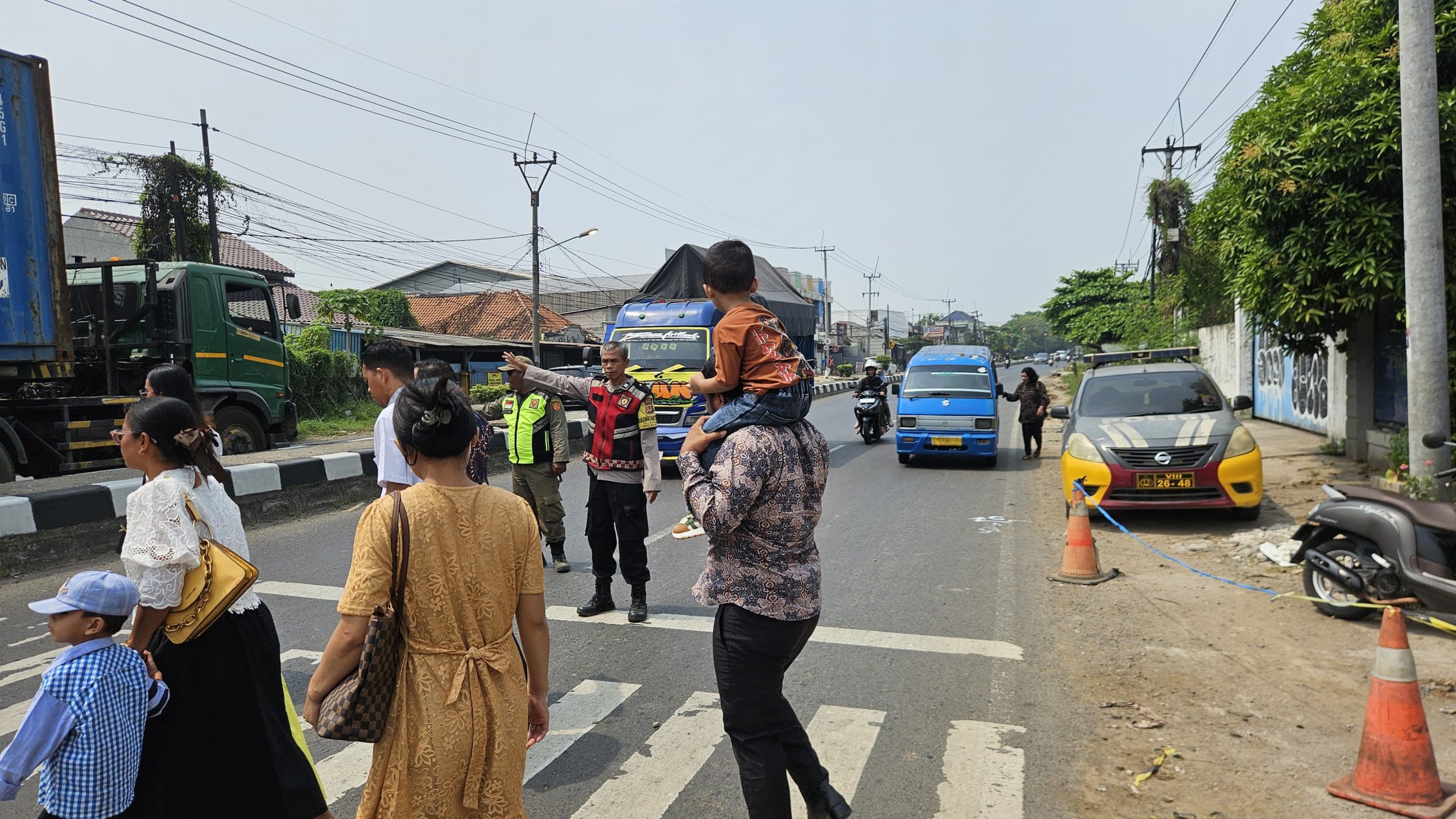 Wujudkan Kamseltibcar Lantas, Polsek Klari Bantu Warga Menyeberang Jalan