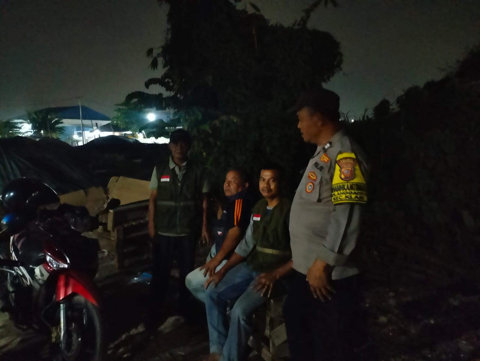 Bhabinkamtibmas Desa Anggadita Sambangi Warga Pada Malam Hari, Sampaikan Imbauan Kamtibmas