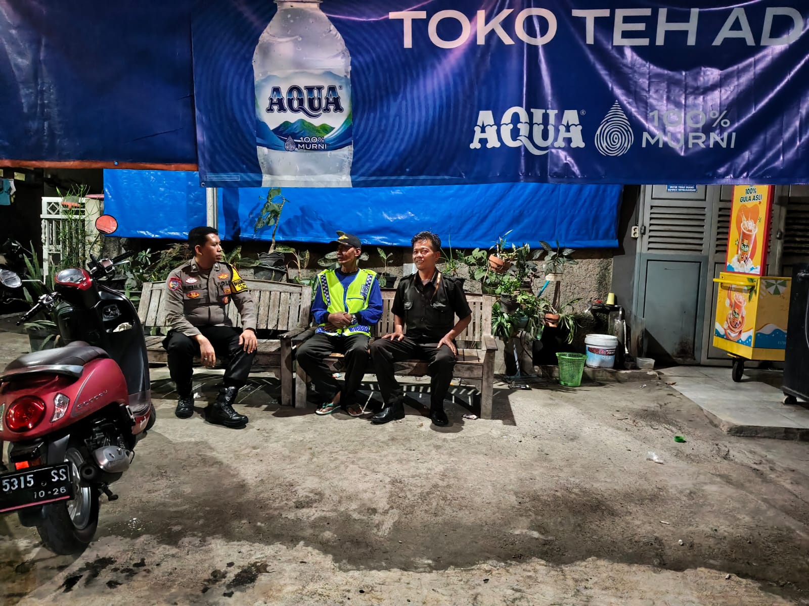 Jaga Kamtibmas Malam, Bhabinkamtibmas Polsek Klari Patroli Pemukiman Sambang Warga Sedang Ronda Malam
