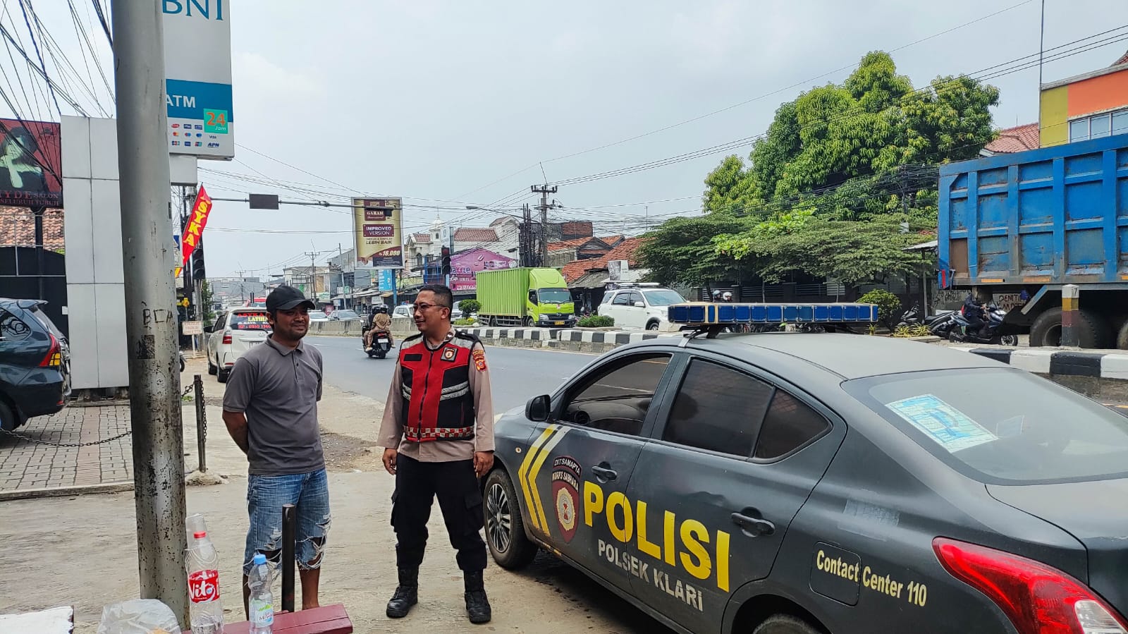 Patroli Dialogis Polsek Klari Sambang Warga Depan Bank BNI