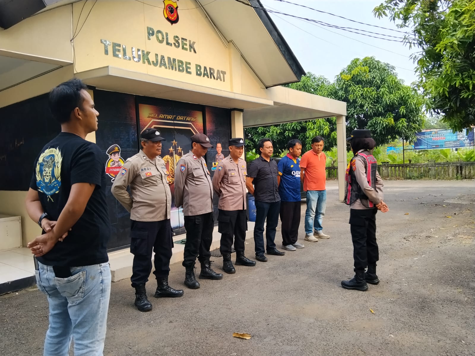 Polsek Telukjambe Barat Gelar Apel Kesiapan Pengamanan Nobar Persib Bandung vs PSM Makassar