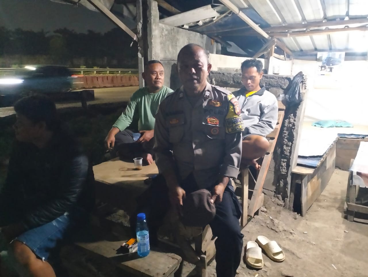 Bhabinkamtibmas Polsek Klari Sambang Warga di Pos Ronda di Dusun Sukamakmur