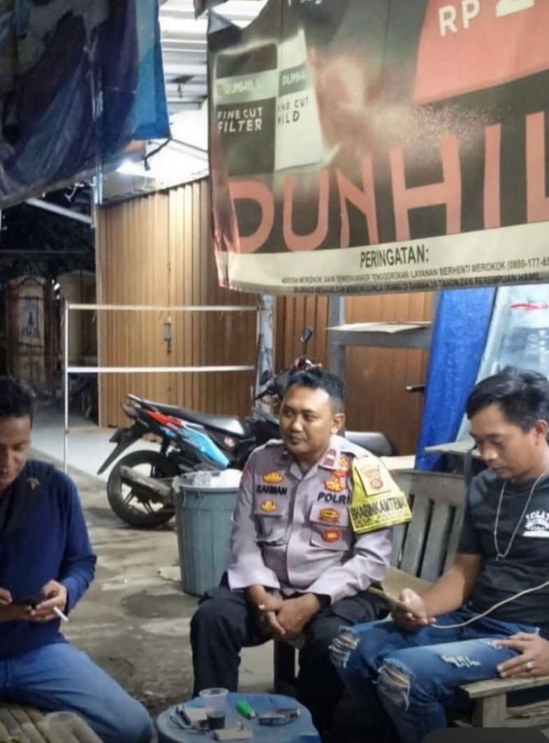 Anggota Bhabin Polsek Banyusari Melaksanakan Sosialisasikan Bahaya Judi Online Kepada Masyarakat