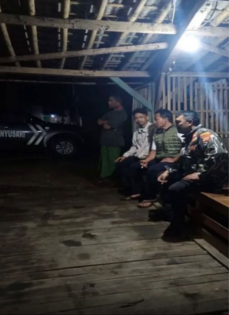 Bhabinkamtibmas Ikut Serta Dalam Giat Ronda Bersama Warga