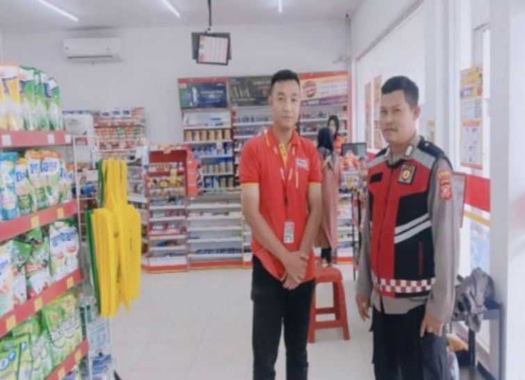 Giat Patroli Perekat Supermarket Alfamart Gempol Guna Antisipasi Kejahatan