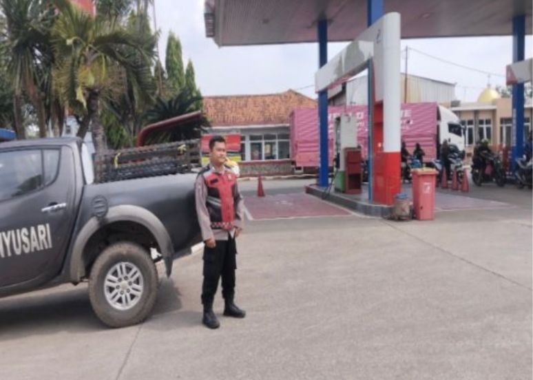 Kunjungi SPBU, Prekat Polsek Banyusari Berikan Rasa Aman