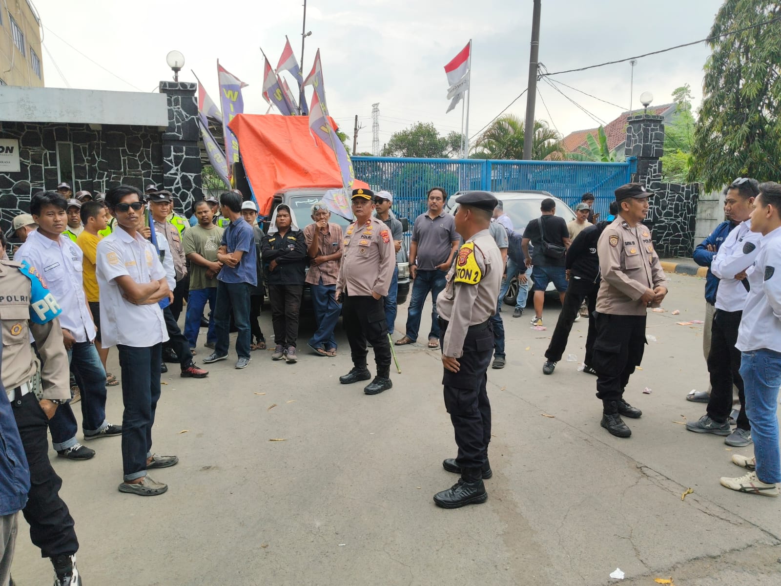 Pastikan Aksi Unras Kondusif, Kapolsek Klari Pimpin Pengamanan Di PT. Danwoo Steel Sejati