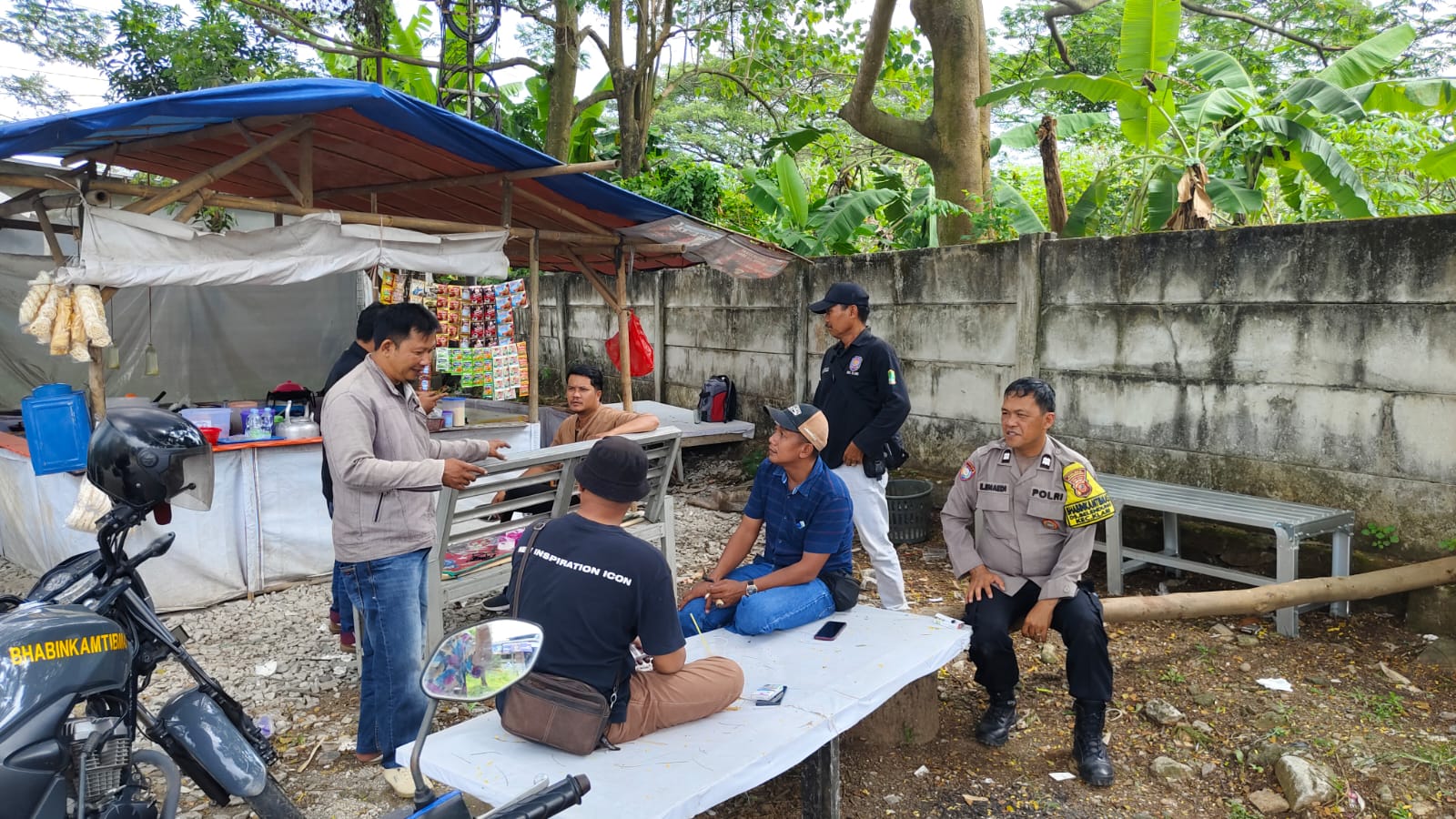 Bhabinkamtibmas Polsek Klari Sambang Koordinasi Wujudkan Kamtibmas Kondusif di Desa Binaan
