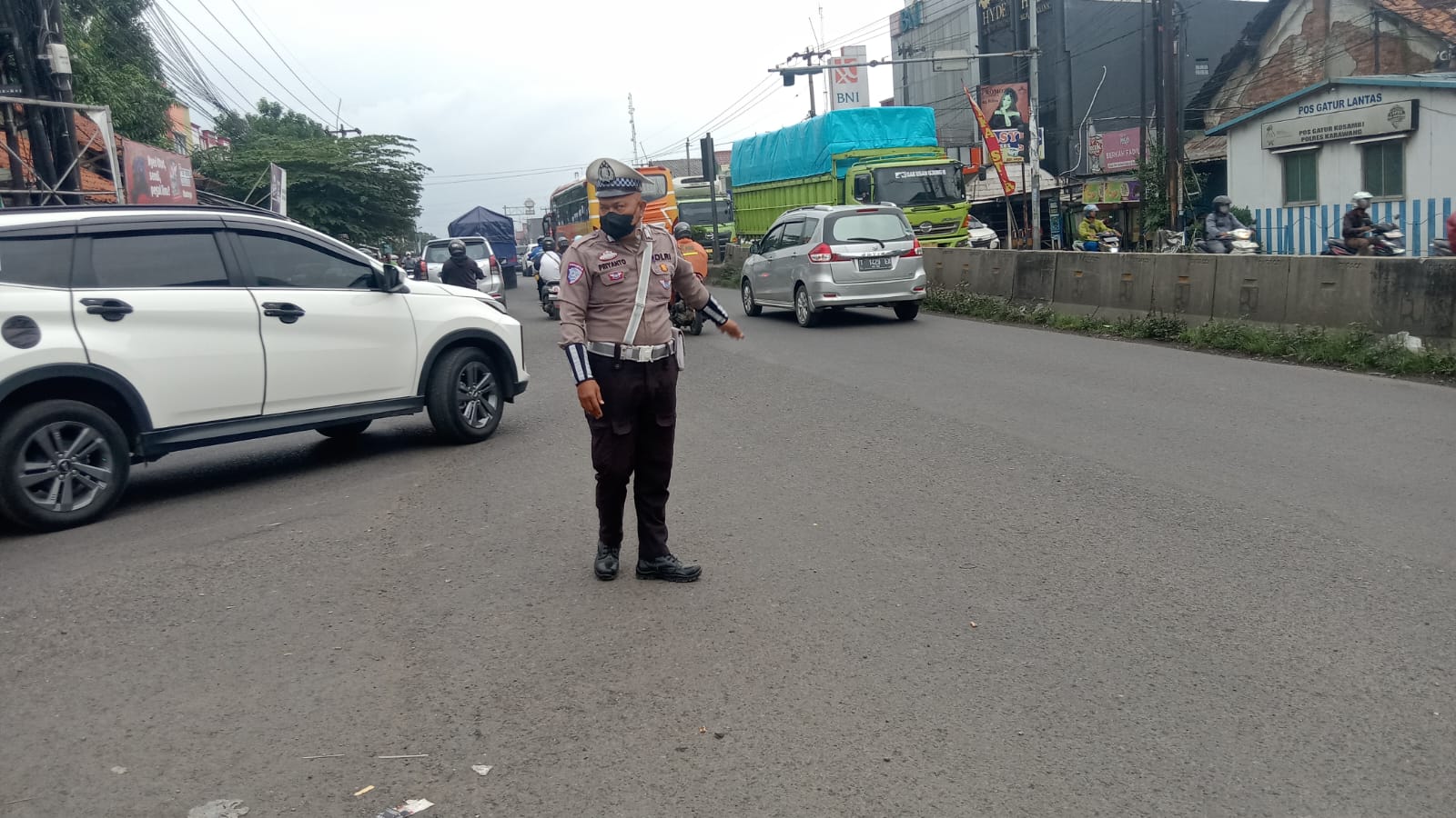 Pastikan Arus Lalu Lintas Lancar, Polsek Klari Lakukan Pengaturan di Jalan Raya Klari